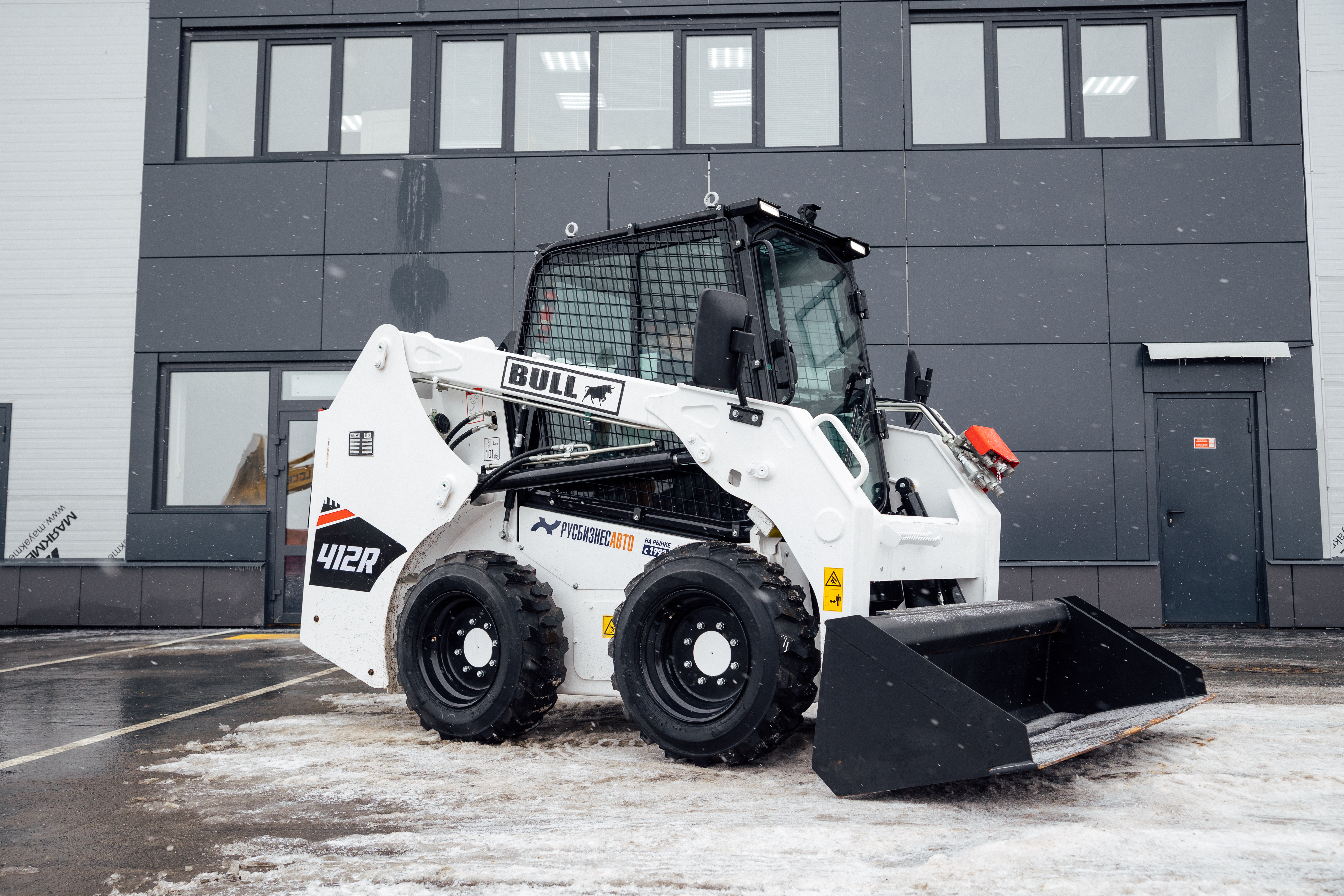 Мини-погрузчик BULL 412R