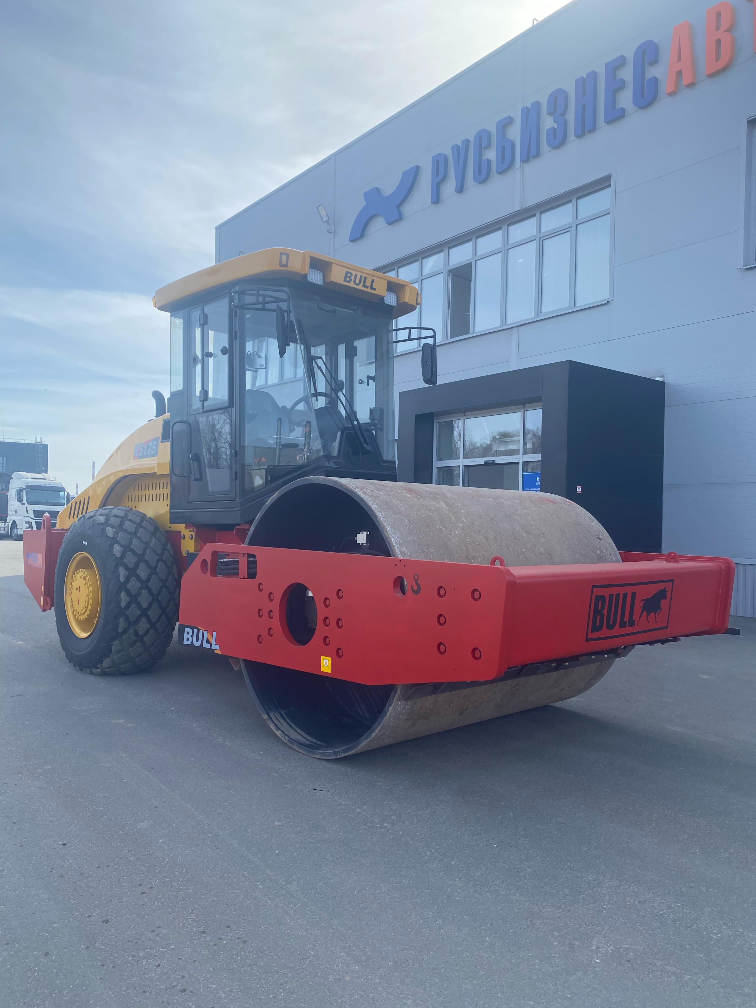 Каток грунтовый полноприводный BULL KS175