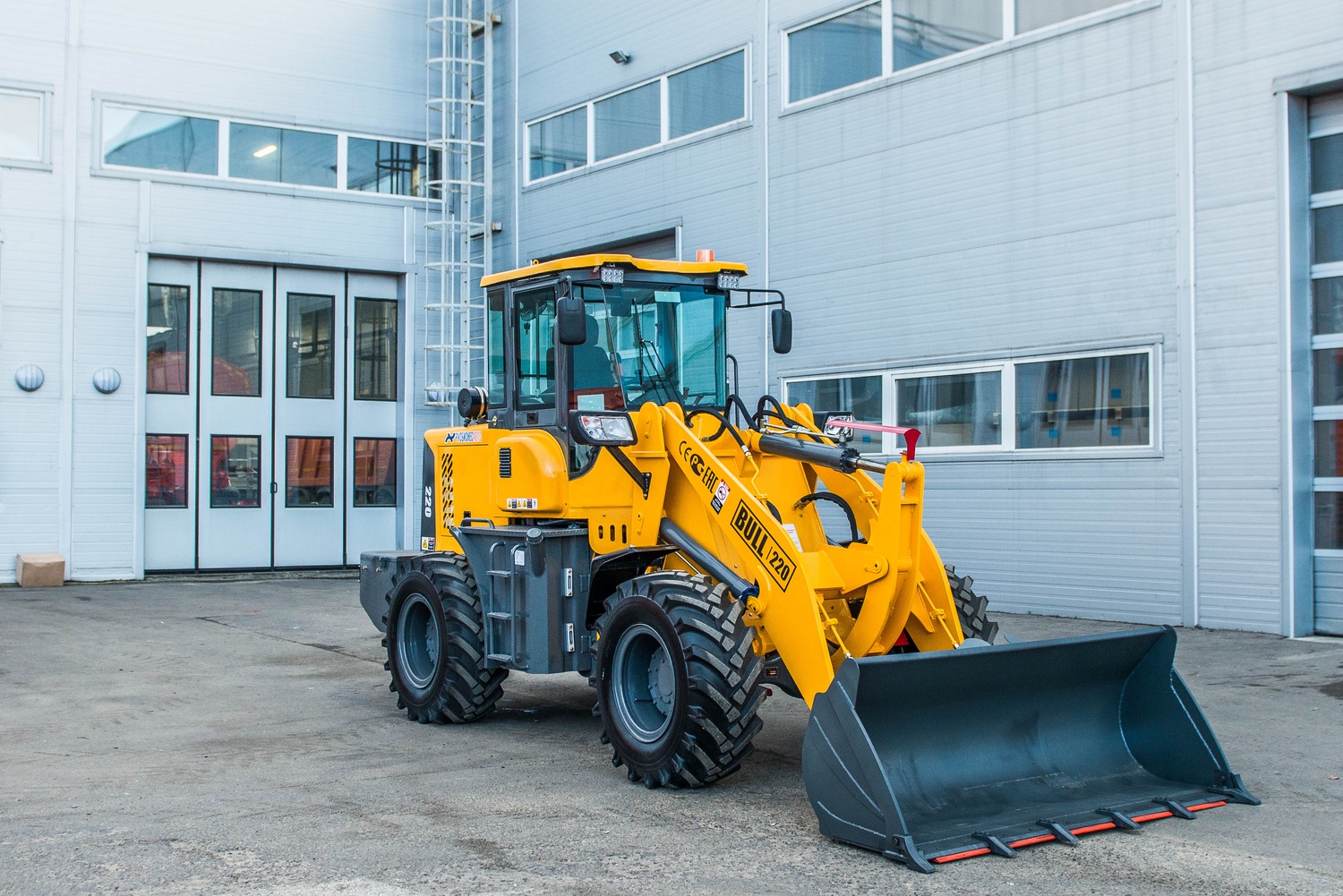 Погрузчик фронтальный BULL SL220