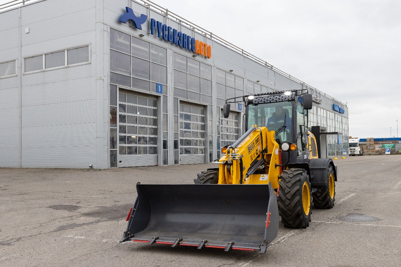 Погрузчик фронтальный с телескопической стрелой BULL SL250T