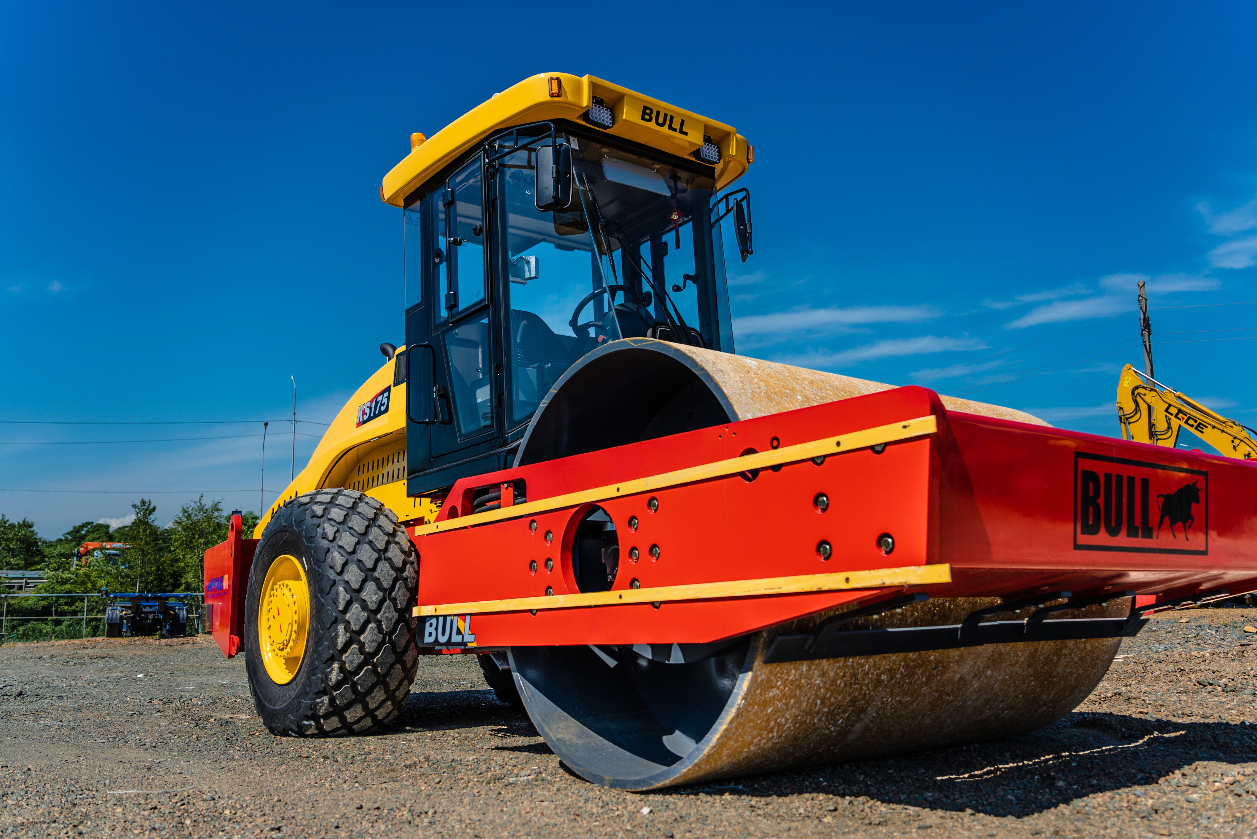 Каток грунтовый полноприводный BULL KS175