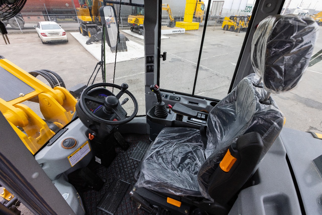 Погрузчик фронтальный с телескопической стрелой BULL SL300T