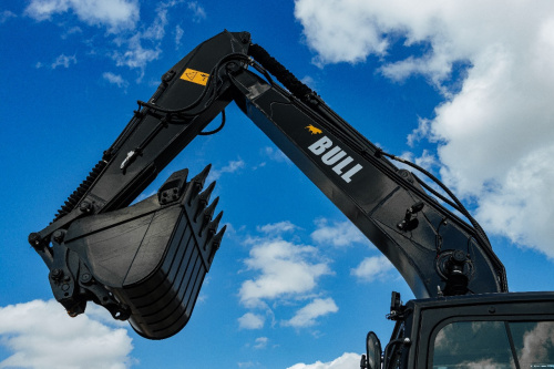 Экскаватор колесный BULL EW180-PLUS Экскаватор колесный BULL EW180-PLUS