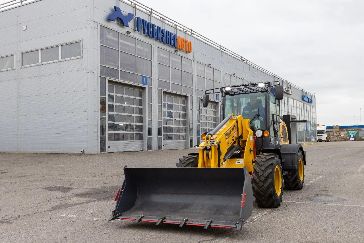 Погрузчик фронтальный с телескопической стрелой BULL SL250T