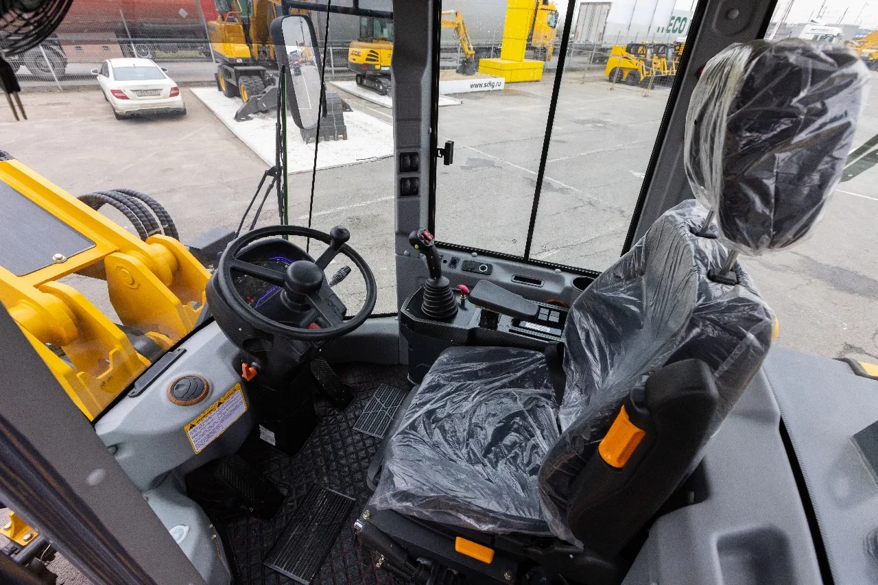 Погрузчик фронтальный с телескопической стрелой BULL SL300T