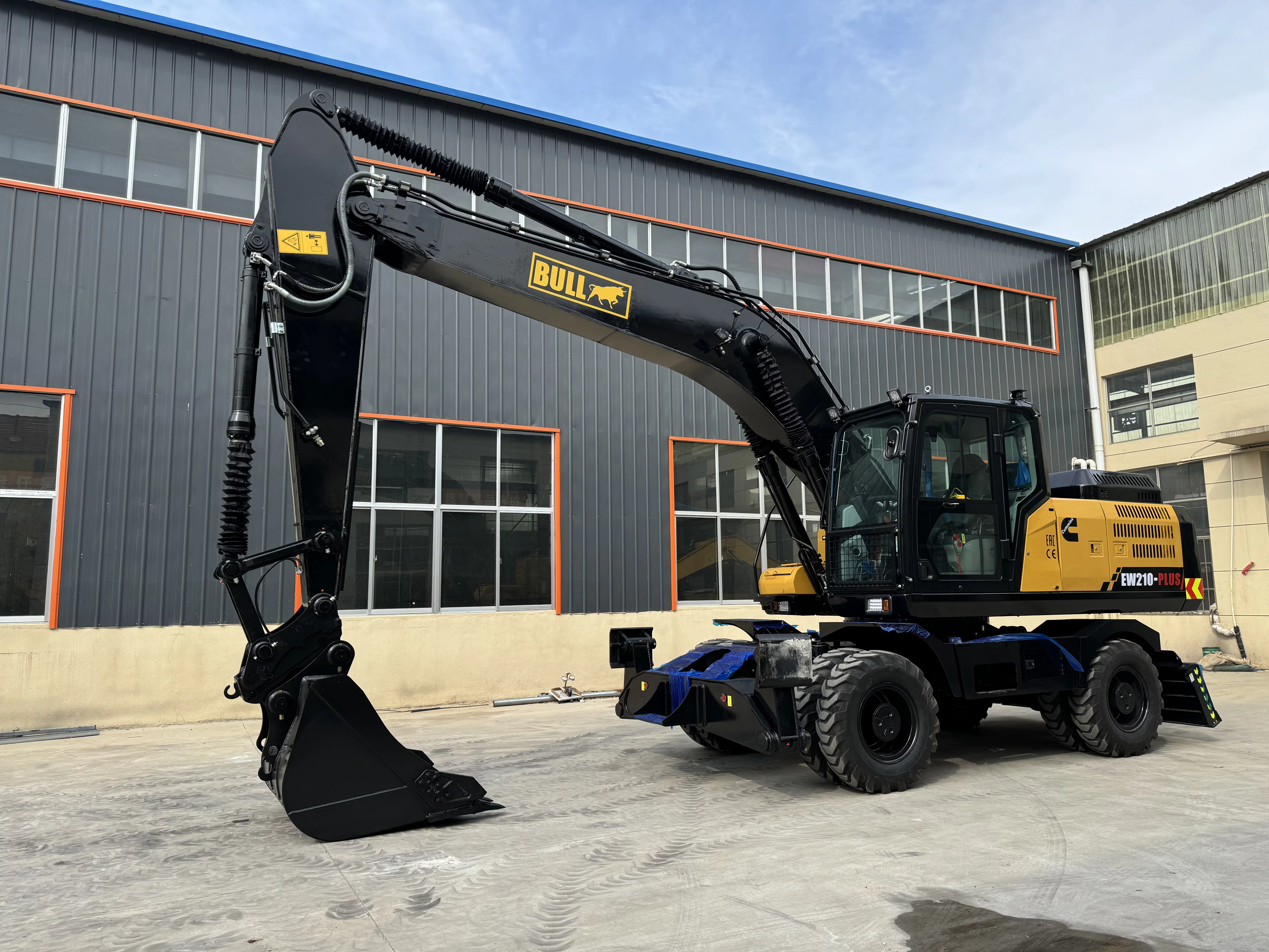 ЭКСКАВАТОР КОЛЕСНЫЙ BULL EW210-PLUS